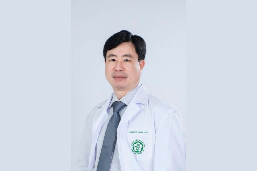 Viện trưởng Nguyễn Văn Hùng kiêm chuyên gia đầu ngành trực tiếp thăm khám tại viện cơ xương khớp Bạch Mai