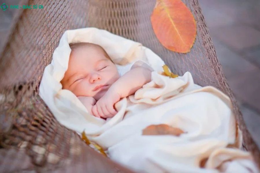 Trẻ 2 tháng tuổi không được khuyến khích nằm võng theo khuyến cáo bác sĩ