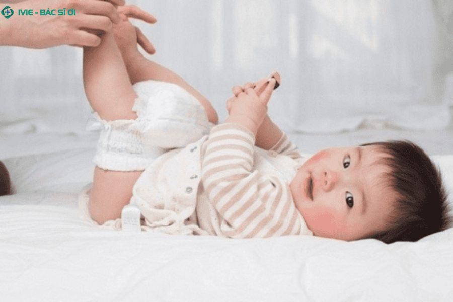 Thay đổi đi ngoài sinh lý ở trẻ 3 tháng