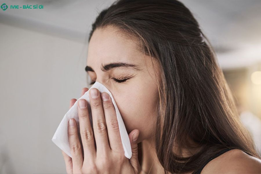 Các triệu chứng điển hình của cảm lạnh gồm ho, hắt hơi, sổ mũi, đau rát họng, mệt mỏi và ớn lạnh