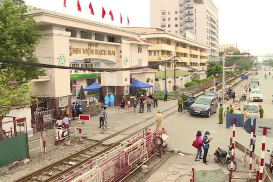 Người bệnh nên di chuyển đến cổng 2 sớm để đảm bảo còn chỗ tại bãi gửi xe máy nội bộ