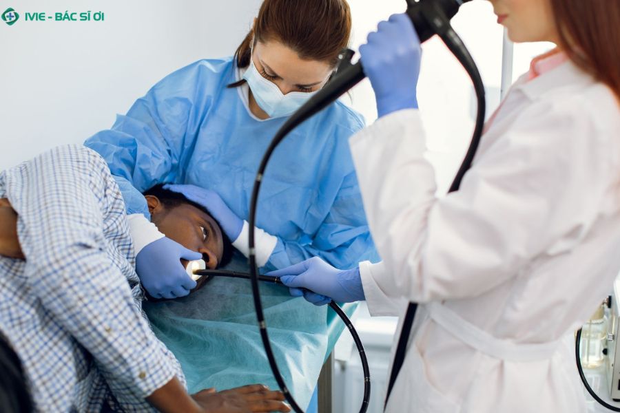 Khi nào rát cổ họng do trào ngược cần đi khám