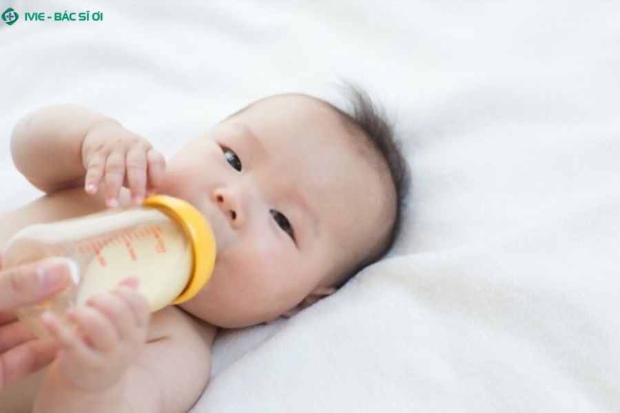 Trẻ 4 tháng tuổi nên uống bao nhiêu ml sữa mỗi ngày?