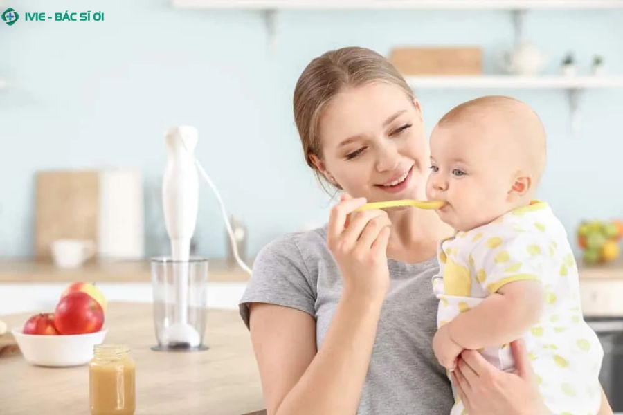 Vì sao bé 6 tháng không nên ăn đường?