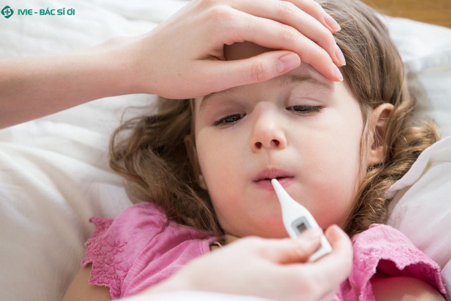 Trẻ nhỏ mắc sốt rét thường sốt cao, rét run, nôn ói, bụng chướng