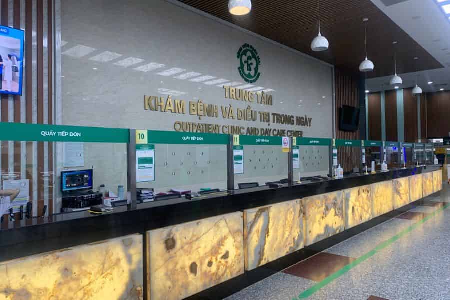 Người bệnh nên đặt lịch hẹn trước để tránh tình trạng xếp hàng mệt mỏi tại Bệnh viện Bạch Mai