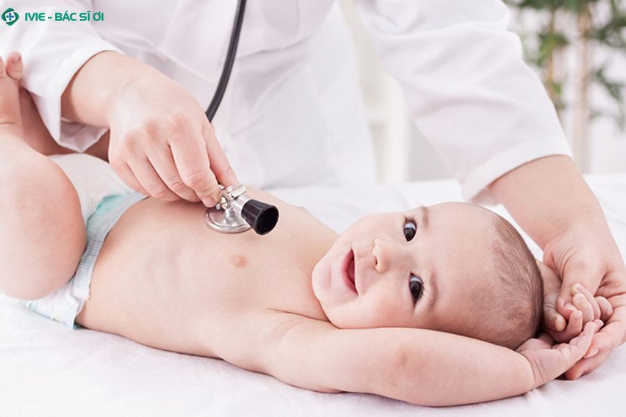 Khi nào cần đưa bé đi khám vì không đi ngoài