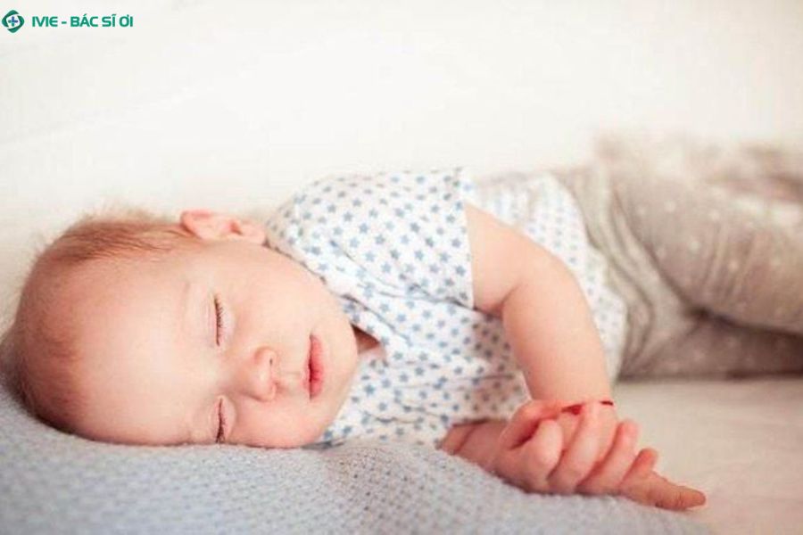 Trẻ 5 tháng tự ngủ nghiêng có nguy hiểm không?
