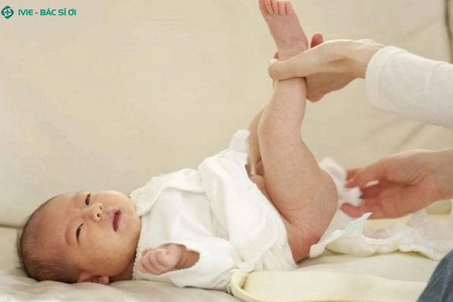 Nguyên nhân bé 6 tháng đi phân xanh rêu