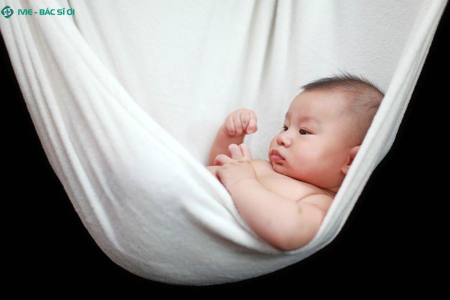 Trẻ 1 tháng tuổi không nên nằm võng vì tiềm ẩn nhiều nguy cơ cho sức khỏe