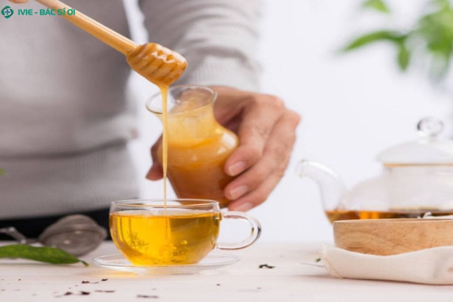 Người bị men gan cao tránh uống quá thường xuyên để giảm áp lực chuyển hóa cho gan