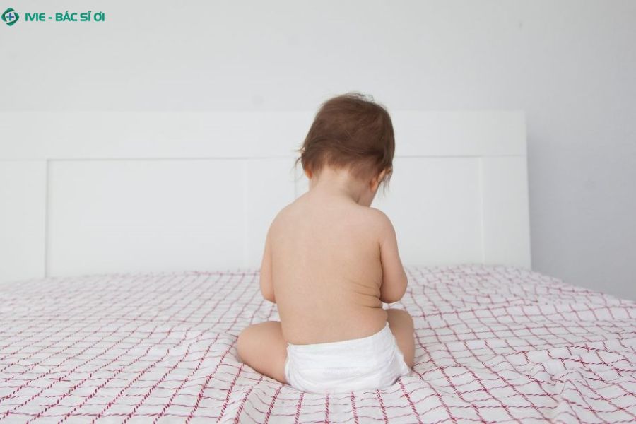 Quan sát kỹ dáng ngồi và lưng trẻ những dấu hiệu đầu tiên của gù lưng có thể dễ dàng bị bỏ qua