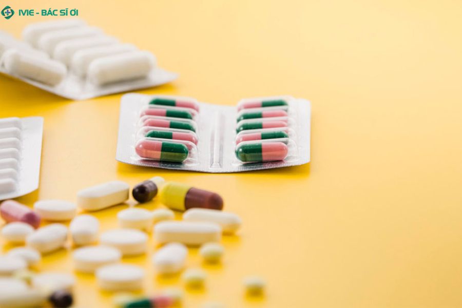 Thuốc giảm đau và giãn cơ giúp làm dịu cơn đau cổ vai gáy bên phải