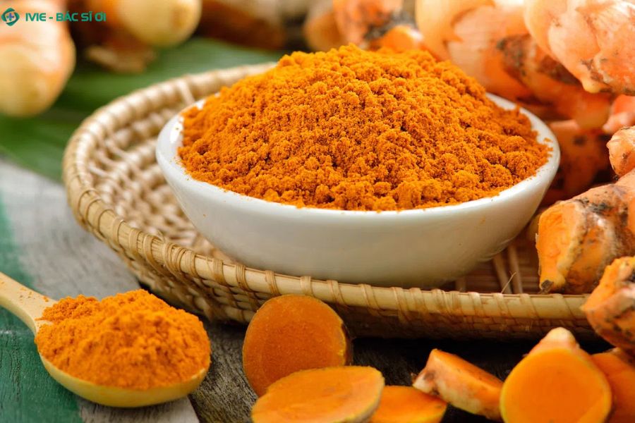 Nghệ tươi kết hợp mật ong giúp kháng viêm, làm dịu cổ họng và giảm ho tự nhiên cho mẹ bầu