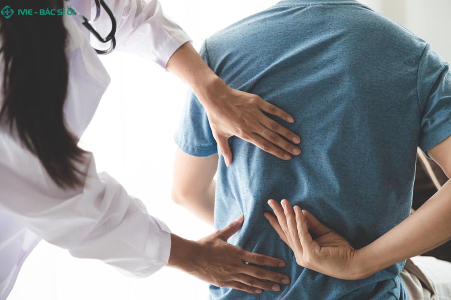 Các dấu hiệu cảnh báo cần điều trị gù lưng ở người lớn