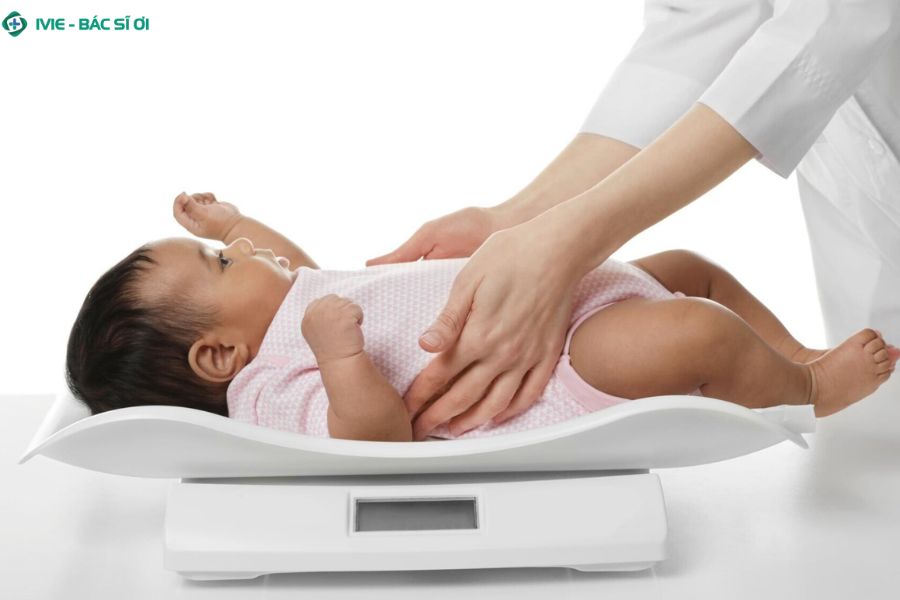 Dấu hiệu trẻ 5 tháng tuổi thừa cân hoặc nhẹ cân