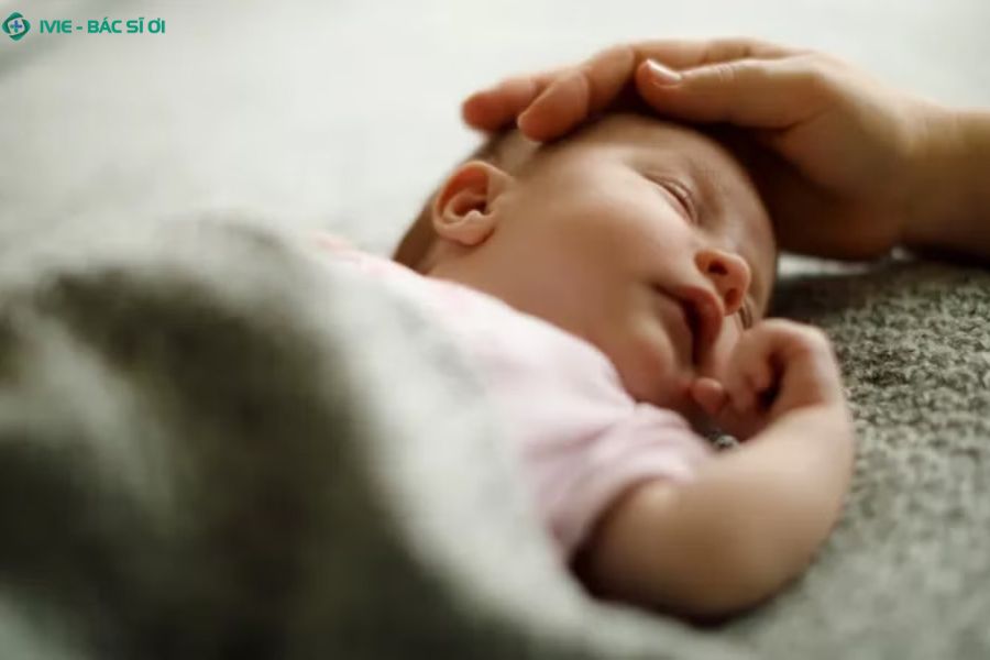 Cách xử trí tại nhà khi trẻ 2 tháng tuổi 37,5°C