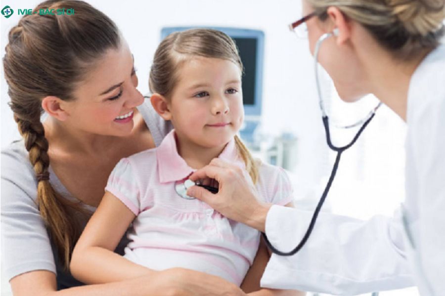 Khi nào cần đưa trẻ đi khám ngay khi đi tiểu nhiều?