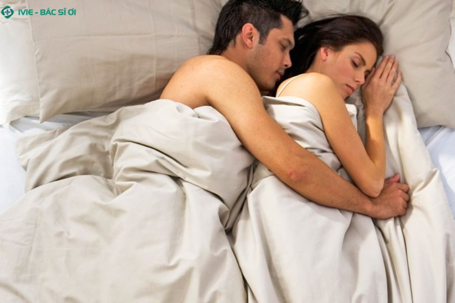 Tư thế nằm nghiêng lựa chọn an toàn cho người sau mổ thoát vị đĩa đệm