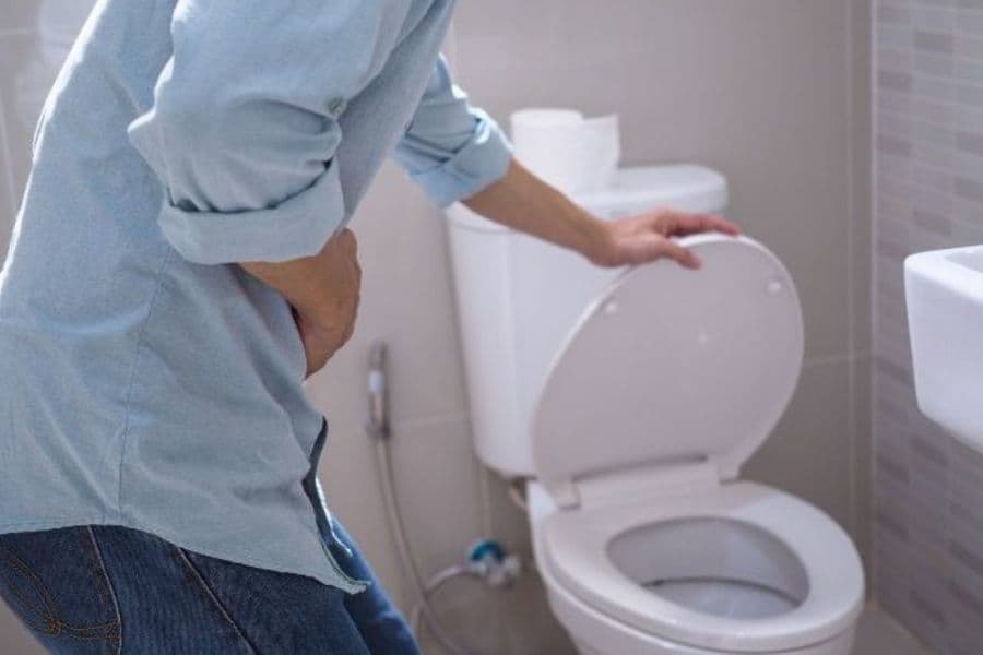Đi ngoài phân đen nhầy, mùi khắm là dấu hiệu điển hình khi dạ dày bị chảy máu