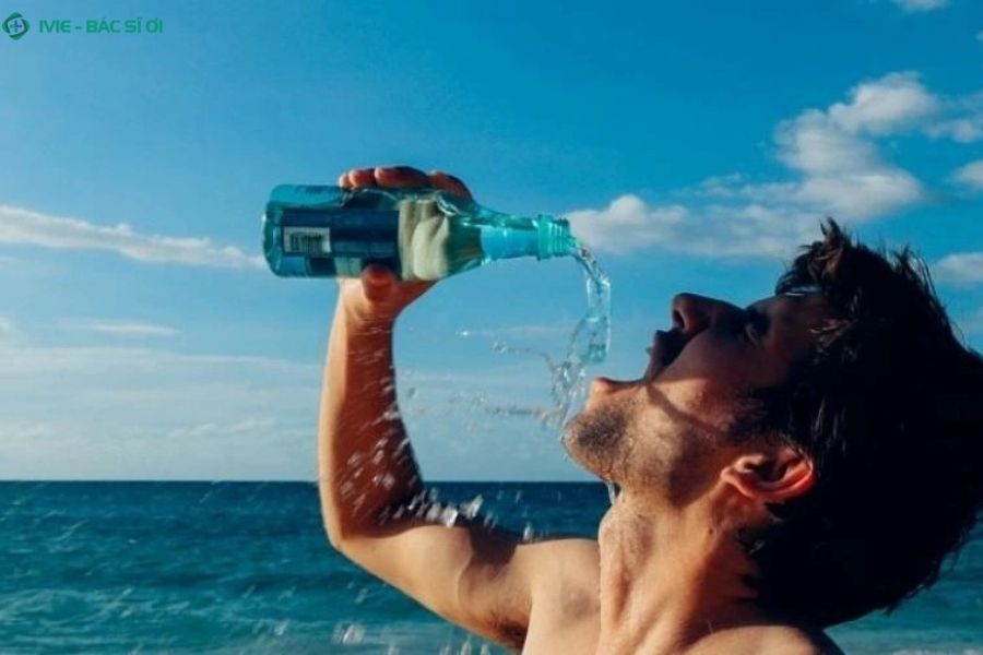 Uống nước chậm, từng ngụm nhỏ để cơ thể hấp thu tốt và tránh đi tiểu nhiều