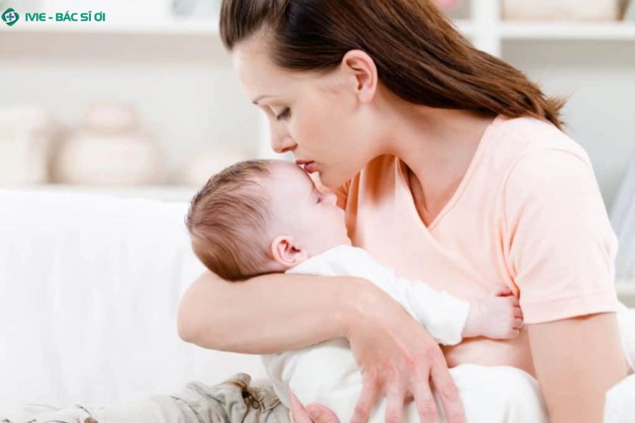 Cha mẹ có thể cải thiện giấc ngủ cho bé bằng cách điều chỉnh môi trường và sinh hoạt hằng ngày