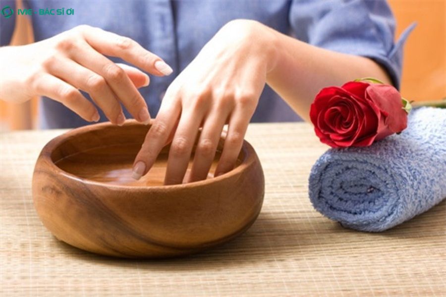 Ngâm tay vào nước muối giúp làm giảm sưng đầu ngón tay