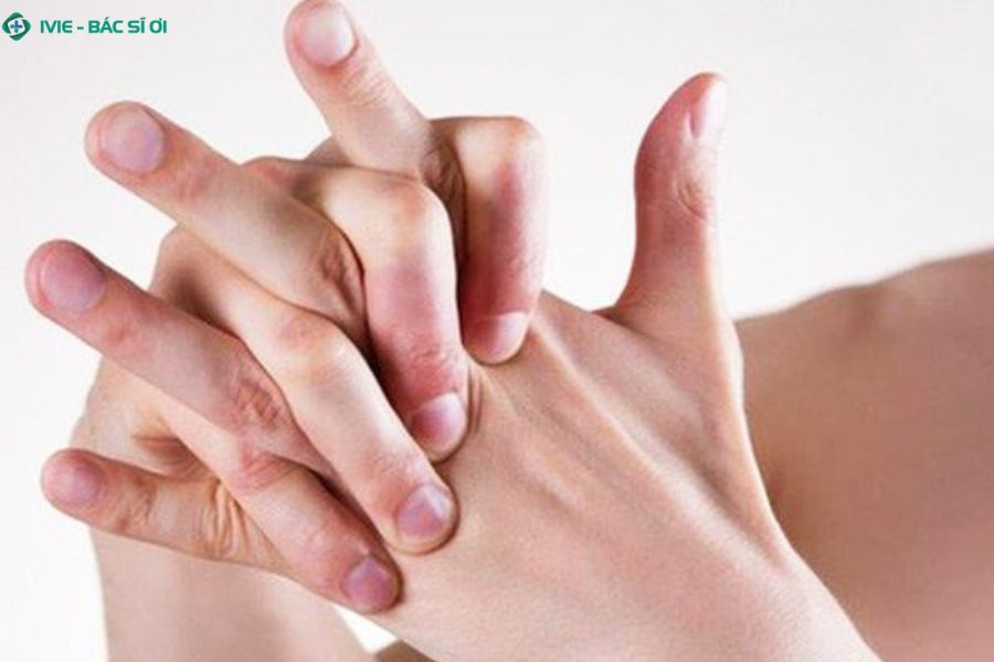 Tập luyện nhẹ nhàng, nghỉ ngơi hợp lý và dùng dụng cụ bảo hộ giúp phòng ngừa đau khớp tay