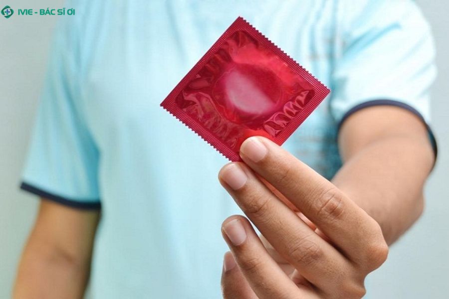 Sử dụng bao cao su và chất bôi trơn giúp ngăn ngừa bệnh lây qua đường tình dục