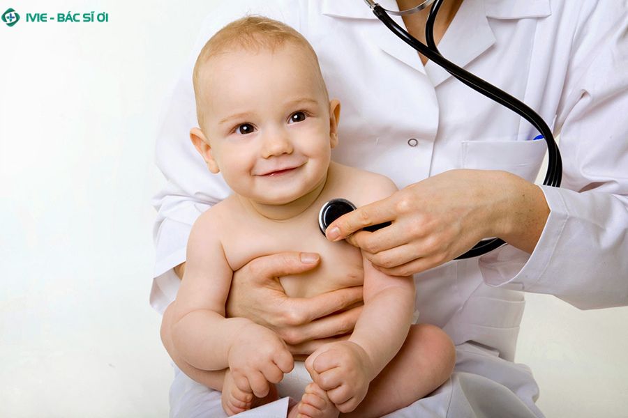 Bé 5 tháng không đi tiểu suốt hơn 10 tiếng, nước tiểu sậm màu hay bú kém dấu hiệu cần đưa bé đi khám ngay