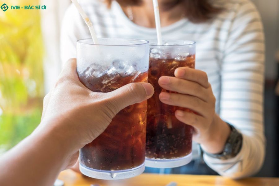 Sau sinh 1 tháng không nên uống nước ngọt