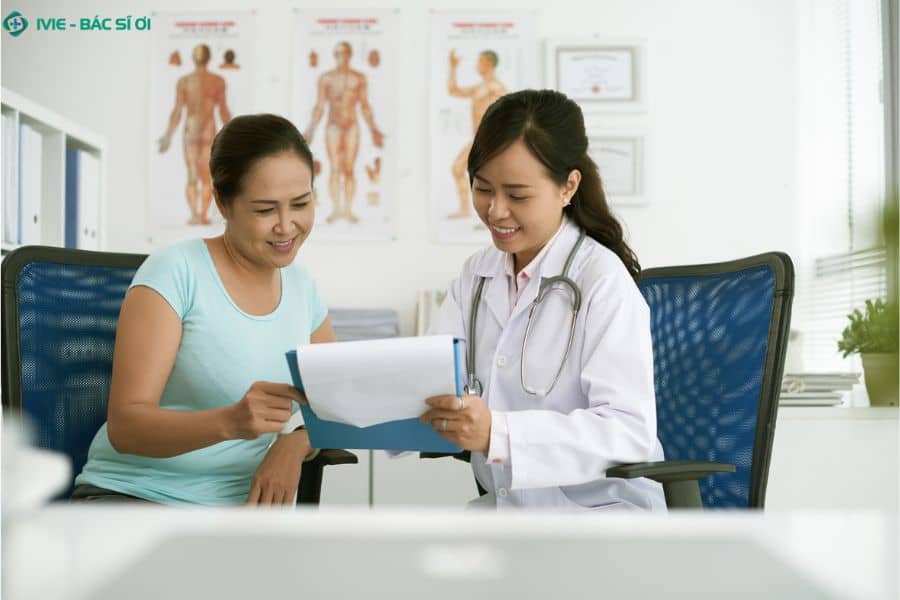 Bác sĩ chuyên khoa Gan mật đang tư vấn và phân tích kết quả xét nghiệm máu cho người bệnh