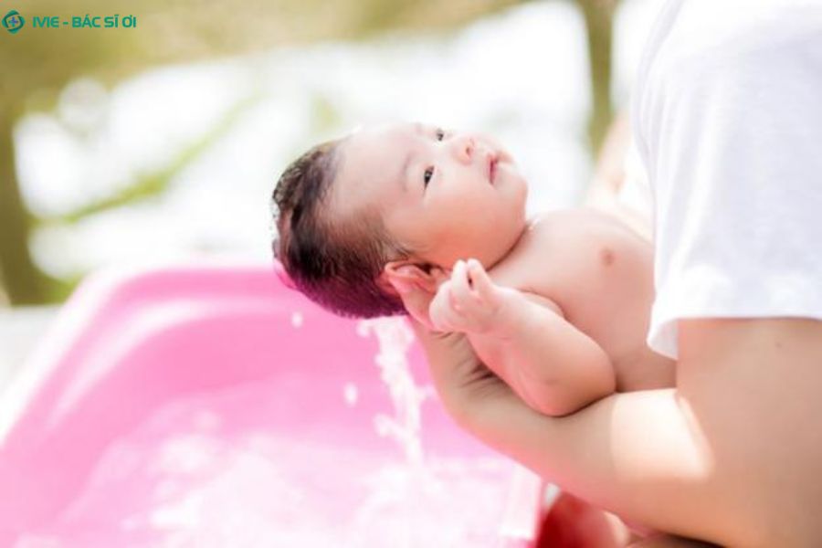 Khung giờ tắm cho trẻ 2 tháng tuổi an toàn theo khuyến cáo bác sĩ