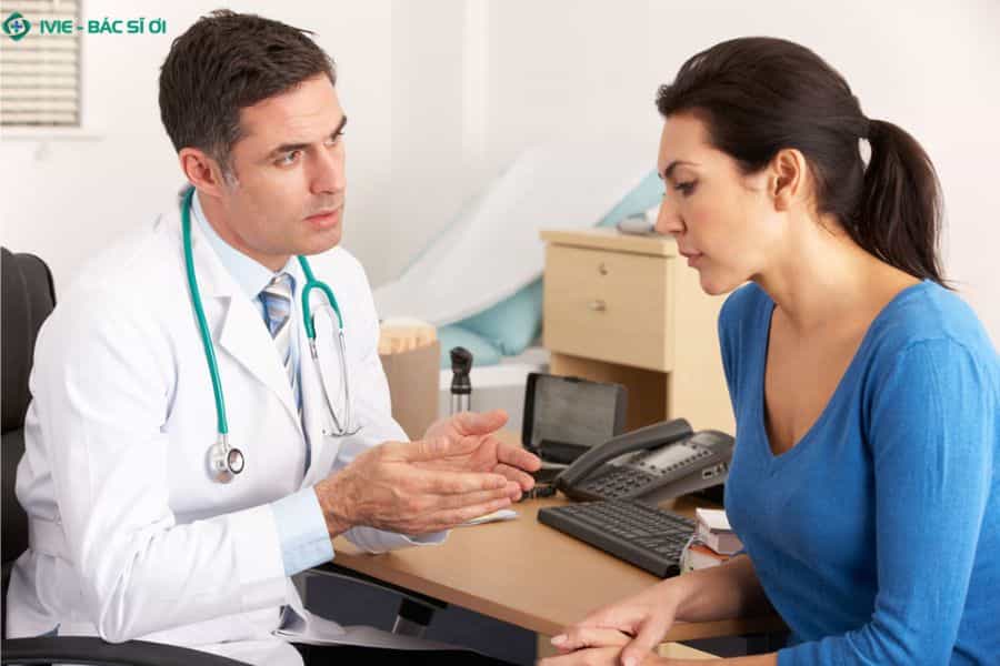 Hãy đến bệnh viện ngay nếu tình trạng đi ngoài ra máu đi kèm chóng mặt, tụt huyết áp hoặc chảy máu ồ ạt