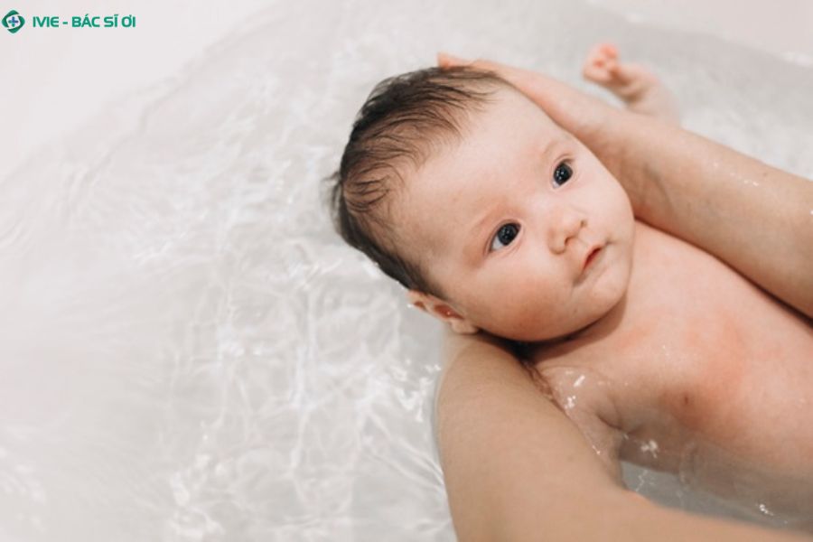 Khung giờ tắm tốt nhất cho bé 6 tháng