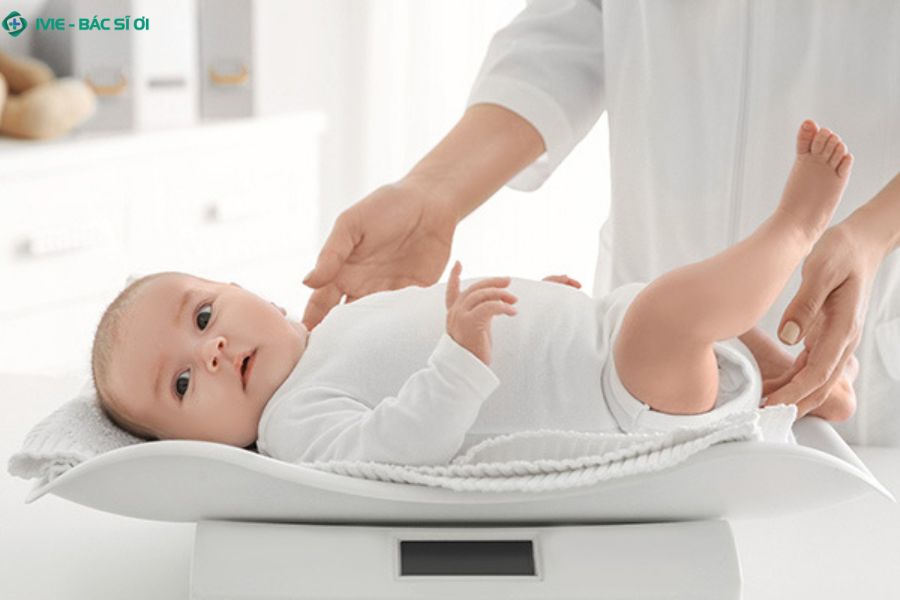 Các yếu tố ảnh hưởng đến cân nặng trẻ 4 tháng tuổi