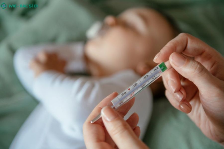 Nhiệt độ cơ thể bình thường của trẻ sơ sinh 1 tháng tuổi