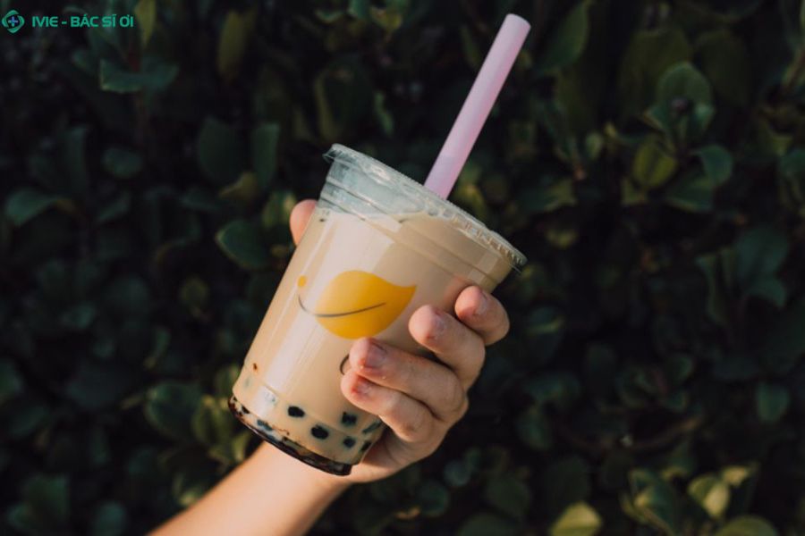 Tác hại khi mẹ sau sinh uống nhiều trà sữa