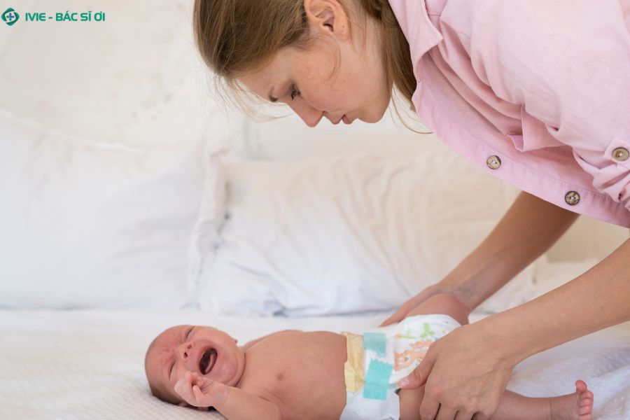 Xử trí ban đầu khi nghi ngờ trẻ 5 tháng tuổi bị tiêu chảy