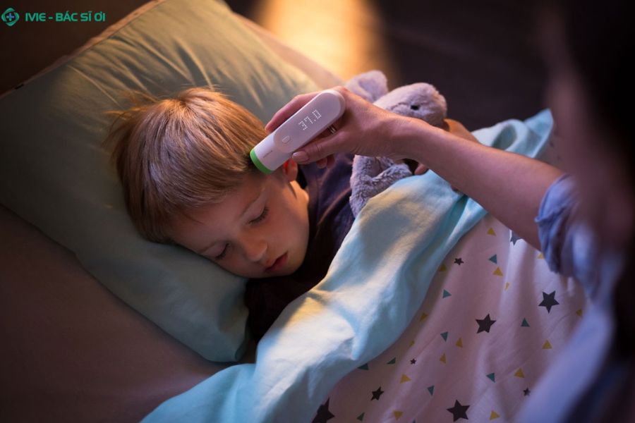 Diễn biến cơn sốt co giật ở trẻ tay chân giật mạnh, mắt trợn, mất ý thức tạm thời và thường ngủ li bì sau cơn giật