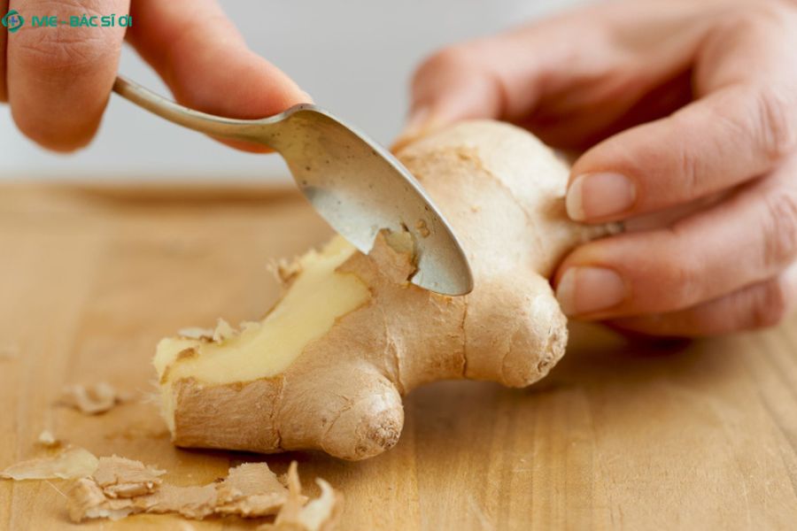 Nước gừng ấm giúp bé hạ nhiệt