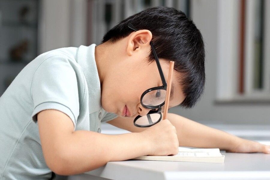 Trẻ em nhóm đối tượng dễ cong vẹo cột sống nhất