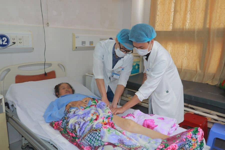 Khoảng trống chi phí y tế tự chi trả OOP khiến người bệnh phải thanh toán thêm nhiều khoản phí chênh lệch ngoài BHYT