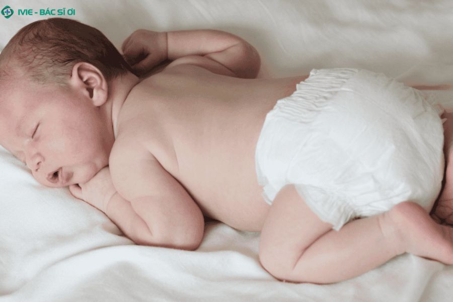 Trẻ 1 tháng tuổi không nên ngủ nằm sấp, chỉ nên tummy time khi bé thức