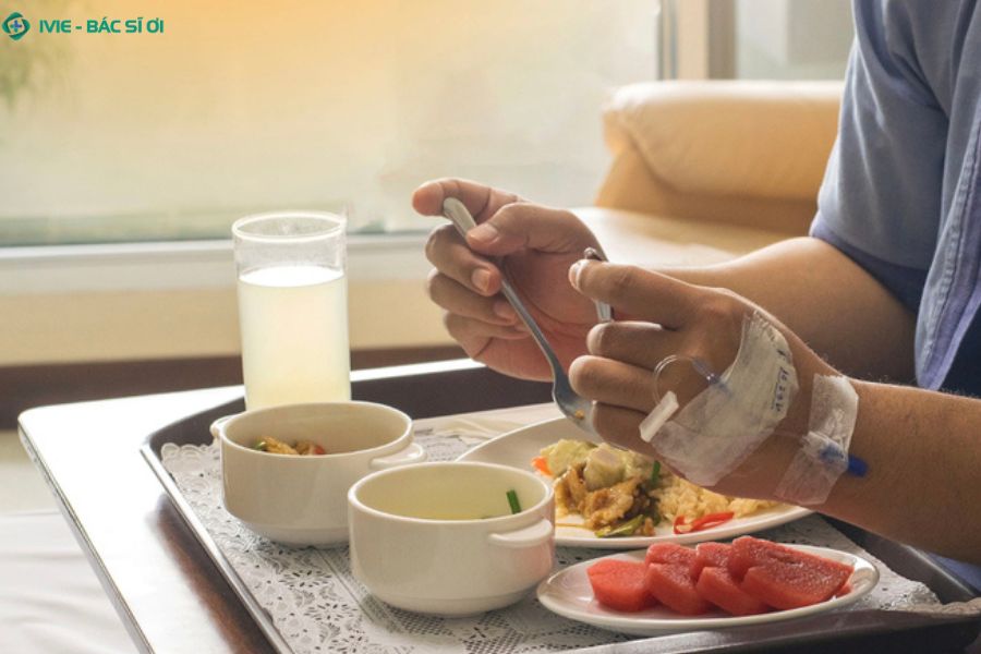 Sau mổ ruột thừa nội soi không nên ăn uống các đồ ăn cứng, khó tiêu