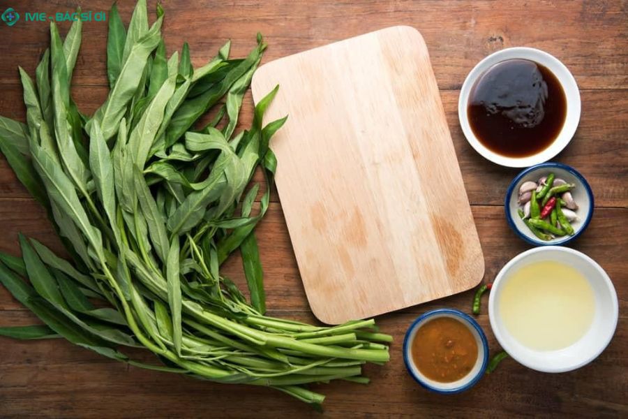 Sau sinh 1 tháng mẹ chưa nên ăn rau muống