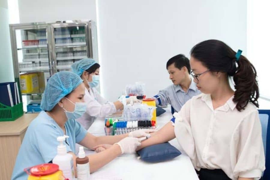 Đội ngũ kỹ thuật viên thao tác trên hệ thống thiết bị hiện đại tại khoa xét nghiệm phòng khám Bệnh viện Đại học Y Dược 1