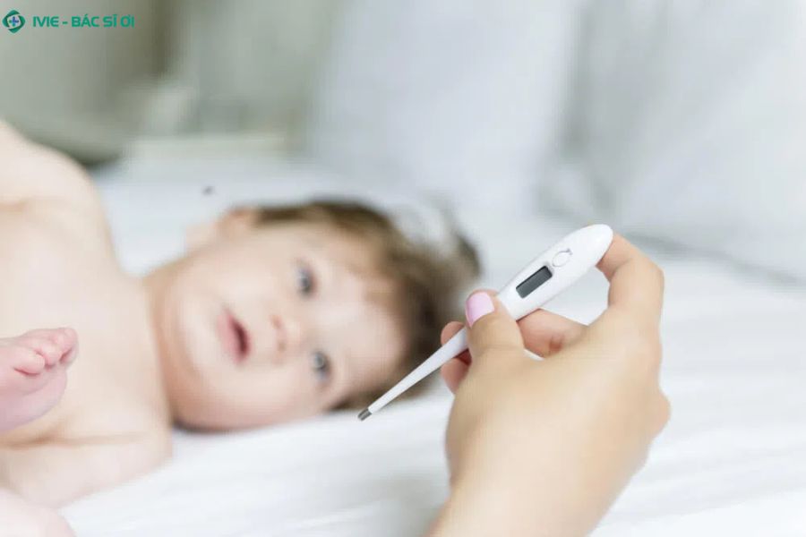 Dấu hiệu nguy hiểm khi trẻ 2 tháng tuổi bị sốt