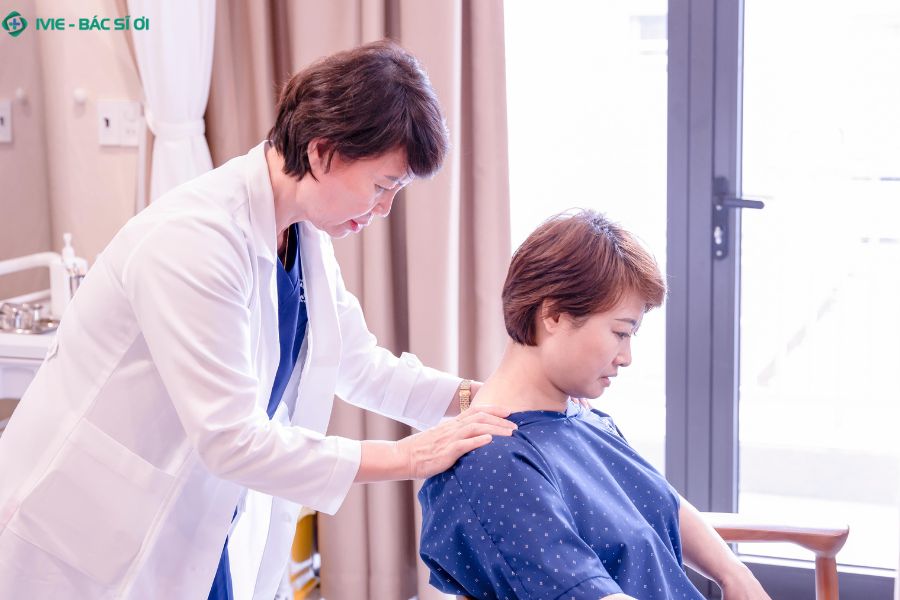 Hình ảnh bác sĩ thăm khám kiểm tra lâm sàng triệu chứng