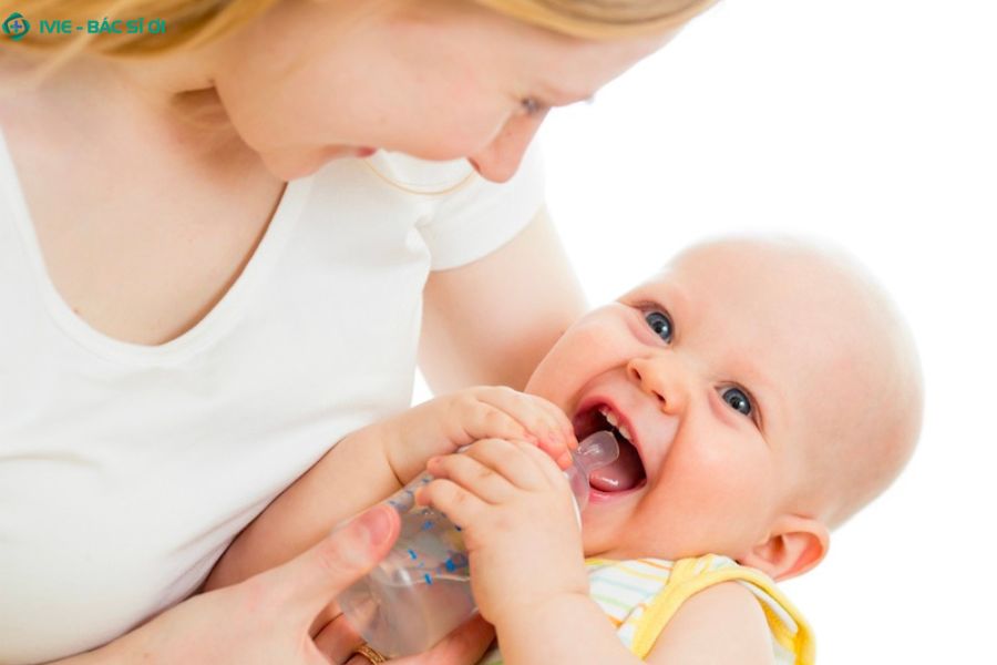 Vì sao bé dưới 6 tháng không nên uống nước?